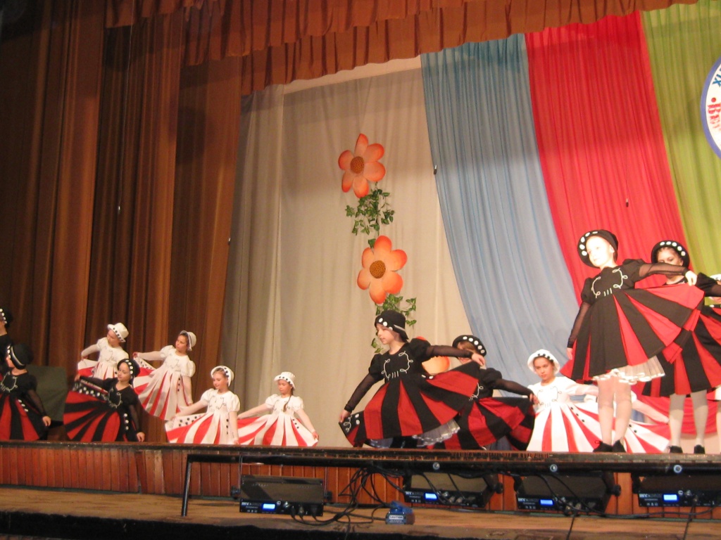 Народный танцевально-цирковой танц-компания Ассорти п.Новая Игирма.JPG